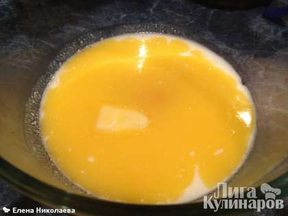 Добавляем яйцо, растопленное сливочное масло, сахар