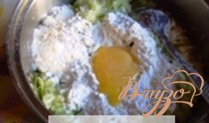 Добавляем муку, яйцо, солим и перчим, замешиваем тесто для блинчиков
