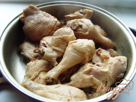 Затем вынуть курицу и разделить порционно, я отделила кости  и оставила только филе.