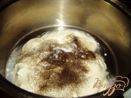 В сковороду или кастрюлю с толстым дном влить сметану,  посолить, поперчить, довести до кипения и варить 10 минут.