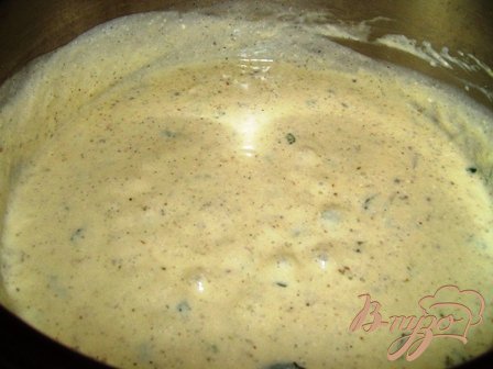 Тонкой струйкой  влить смесь в кипящую сметану, размешать, добавить чабрец (тимьян) и варить еще 5 минут.