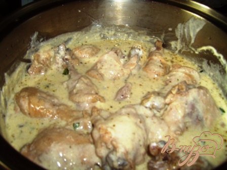 Чеснок очистить, пропустить через пресс и добавить в сметанный соус. Затем осторожно выложить в кастрюлю с соусом куски курицы и тушить 10 минут.