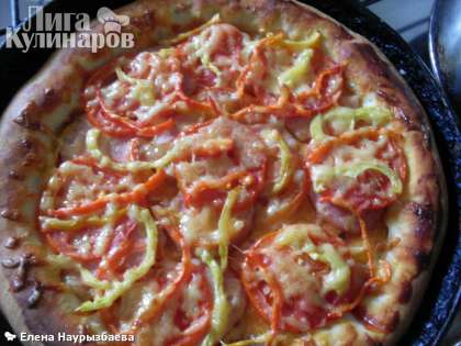 Когда края хорошо подрумянятся, пицца на кефире готова.  Пицца на фотографии сделана из четвертой части всего теста (диаметр сковороды 25 см).