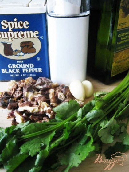 Суть этого салата в заправке. Она делается из оливкового масла (можно брать любое рафинированное масло), обжаренных грецких орехов, зелени кинзы, чеснока, соли и молотого чёрного перца.