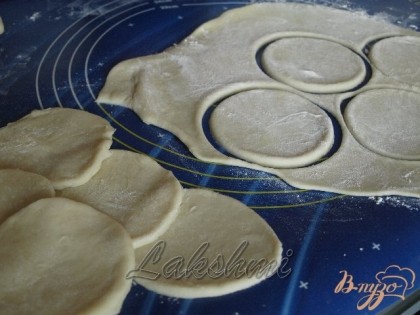 Раскатываем тесто и подходящим стаканом вырезаем круги.