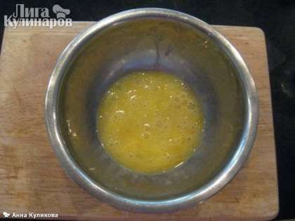 Яйца взбить с солью или пол-чайной ложки соевого соуса