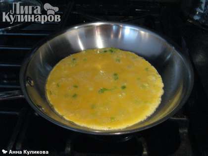 На горячую сковородку наливаем масло (немного) и часть (1/3) яичной массы. &quot;Блинчик&quot; должен быть тонким.