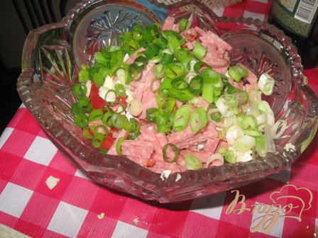Затем зеленый лук и салями.