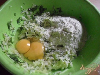 В миску с цукини и луком добавить зелень и размятый сыр. Приправить солью, перцем, перемешать.Добавить яйца, муку, вымесить в однородную массу.