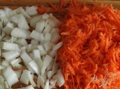 Нашинкуем лук,морковь натрём на средней тёрке.