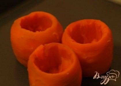 Морковь отварить в подсоленной воде до готовности,из толстой части вырезать бочонки.