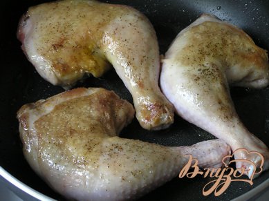 Куриные окорочка промыть, обсушить, посолить, поперчить, обжарить на минимальном количестве растительного масла, выложить в миску.