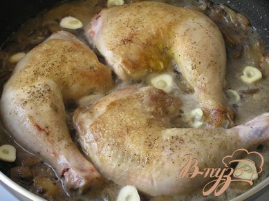 Вернуть курицу в сковородку, добавить немного воды. Тушить 25-30 минут. Затем добавить нарезанный чеснок,