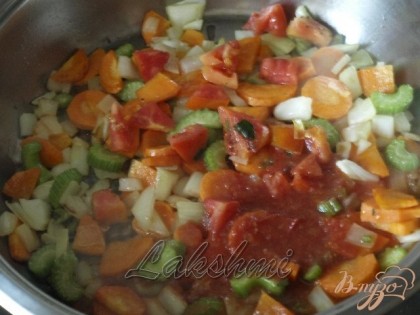 Обжариваем на оливковом масле - стебель сельдерея,лук и морковь до мягкости.Добавляем томат или протёртые помидоры.