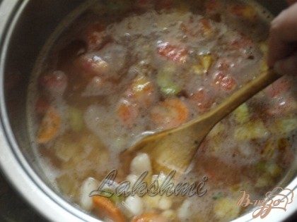 Добавляем овощи в почти готовую фасоль и варим до готовности.В конце заправляем суп оливковым маслом и чёрным перцем.Солим по вкусу.Даём супу настояться около 20 минут.