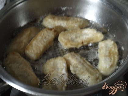 В глубокой сковороде хорошо прокалить масло.Четвертинки бананов наколоть вилкой и полностью окунать в кляр и выкладывать в сковороду.