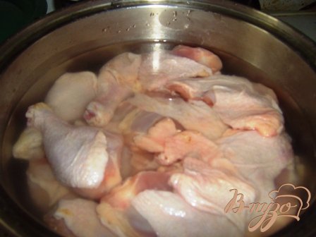 Моем курицу и ставим варить на 2-2,5 часа, в зависимости от веса курицы, вместе со специями.