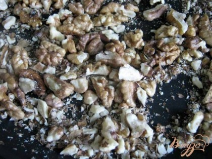 Начинаем готовить ореховую помадку.Грецкий орех чистим, слегка дробим и обжариваем на сухой сковороде.