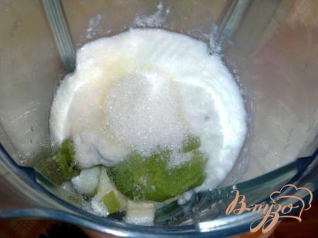 В чашу блендера выкладываем йогурт, фрукты, корицу и сахар. Хорошенько все взбиваем.