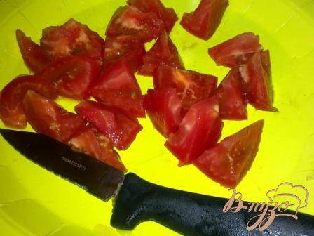 Помидор  режем крупными кусочками. Можно взять помидоры чери и разрезать пополам.