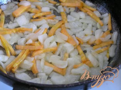 На растительном масле обжарить нарезанный лук, чеснок, затем добавить нарезанную соломкой морковь, продолжая обжаривать еще 5-6 минут.