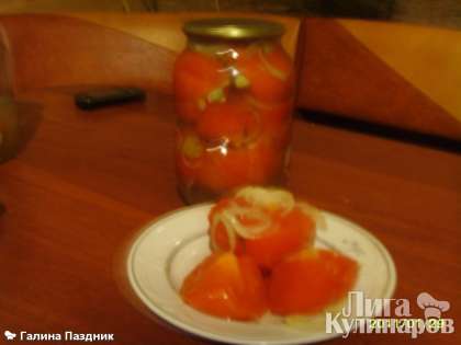 И вот так выглядят помидоры в желатиновой заливке, когда готовы.