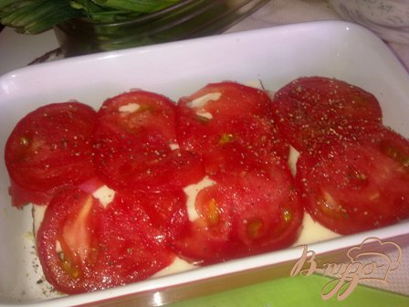 Далее слой сулугуни и помидор