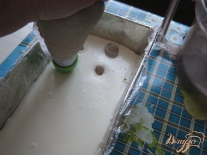 И шприцом начнём делать "инъкции" шоколадной смеси в белую.