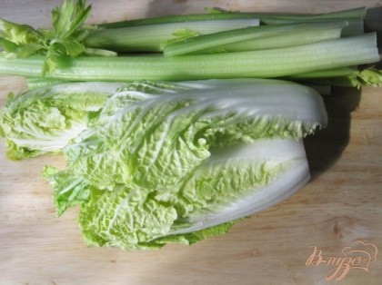 Приготовим, помоем овощи: черешковый сельдерей и пекинскую капусту.