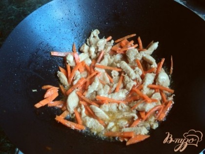 Добавить к мясу порезанную соломкой морковь и поджарить, постоянно помешивая еще 2 мин. Выложить на тарелку и охладить.