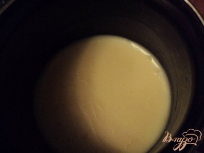 В стакане холодного молока размешать муку и крахмал. В остальное молоко добавить сахар и довести до кипения.