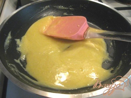 Томим на небольшом огне до загустения(это минут пять-семь). Выключаем. Добавляем соль, приправы, лимонный сок, укроп и сладкую горчицу.