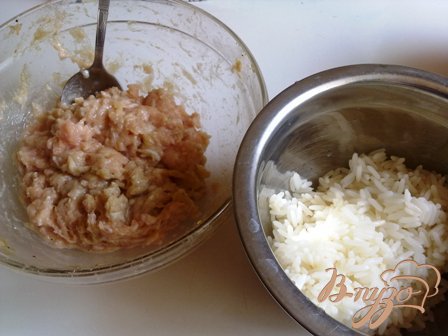 Отвариваем рис в подсоленной воде, ф куриный фарш кладем яйцо и специи