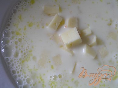 Яйца взбить со сливками, добавить нарезанный кубиками сыр