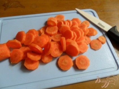 Кабачки и морковь вымыть. Морковь почистить и нарезать колечками.