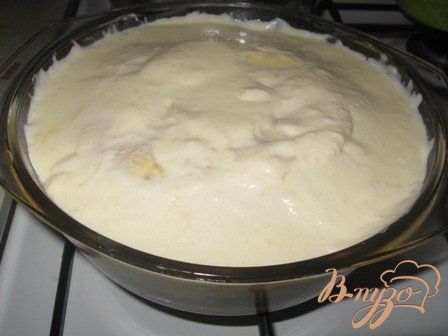 Затем в соус добавляем сыр и варим минут пять до полного расплавления сыра. Заливаем запеканку и ставим в духовку минут на 40 на средний огонь - 170-180 градусов.