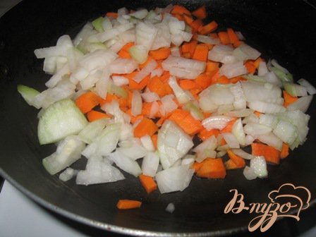 Припускаем морковь и лук на растительном масле. Кладем в суп.