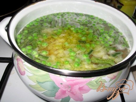 Отправляем в суп также зеленый горошек, спаржевую фасоль, цветную капусту, Брокколи. Варим до готовности.