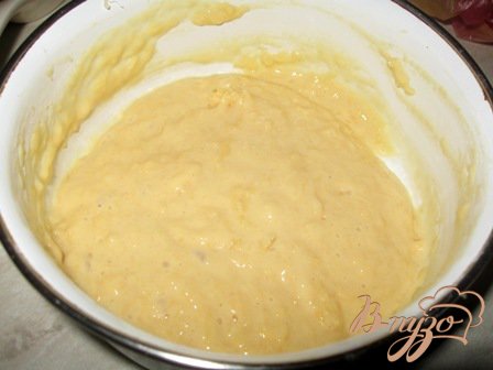 Из яйца, муки и тертого сыра замешиваем тесто на клецки.