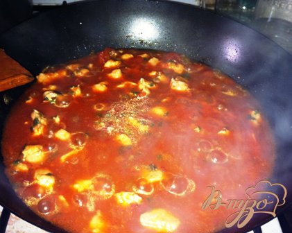 Затем добавляем помидоры, соус чили, соевый соус, карри и сахар и немного тушим минут так 10-15.