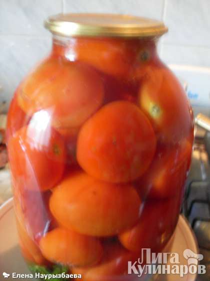Уложить помидоры доверху, залить кипятком, дать постоять 5 минут и слить воду в раковину. Залить новым кипятком.
