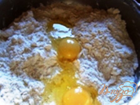 Ставим опару из теплого молока, сахара и дрожжей, когда поднимется опара, вливаем в тесто, вместе с двумя яйцами