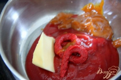 Соус. Растопить на огне до однородности 2 ст. л. сливочного масла, кетчуп нежный и 2 ст.л. шашлычного соуса (кетчупа чили), томатную пасту..