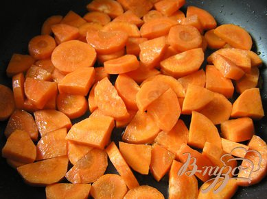 Морковь крупно нарезать и обжарить в половине оливкового масла около 5 минут,