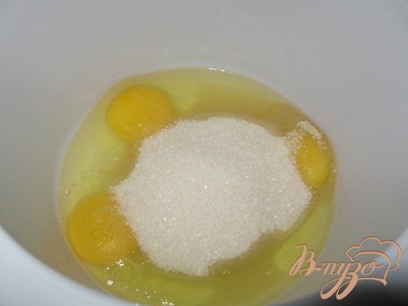 Разбиваем яйца, сыплем сахар и ванильный сахар.