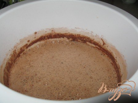 Наливаем растительное масло, молоко и добавляем какао.