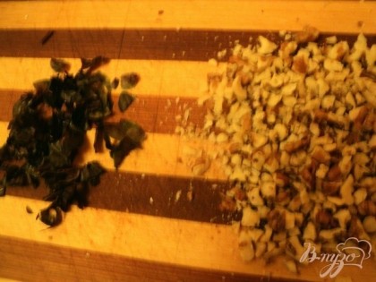 Орехи и базилик мелко порезать.