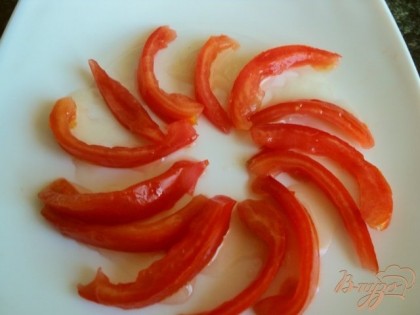 Перед подачей помидоры порезать четвертинками, вынуть семена и нарезать мякоть полосками. Выложить на блюдо и полить оливковым маслом.