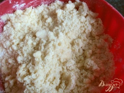 Муку смешать с разрыхлителем теста, солью и добавить к масляной смеси. Растереть все в крошку.