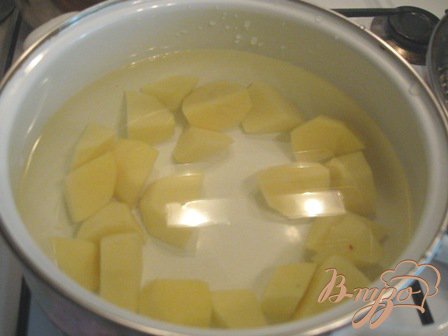 Картофель чистим и режем. Кладем в воду.